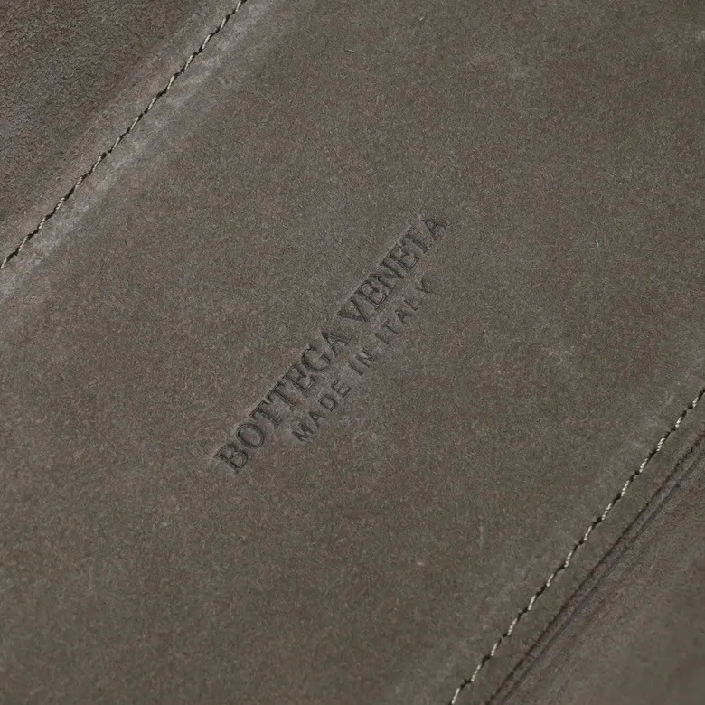 Batch 1460 🔥🔥🔥BV mini tote bag🟡🟡🟡Arco tote finally has a mini version this season. I love this size💯I have always been fond of tote bags because it has no complicated design, is simple and neat, and is easy to match with daily clothes🍒🍒Key point key point! It comes with a detachable shoulder strap, suitable for commuting and casual wear for any occasion👏👏Model number: 9894#, size: 25x16x8cm
